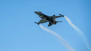 Жега, изпити и натоварване от 9G: Как българските пилоти се обучават за F-16 в Аризона
