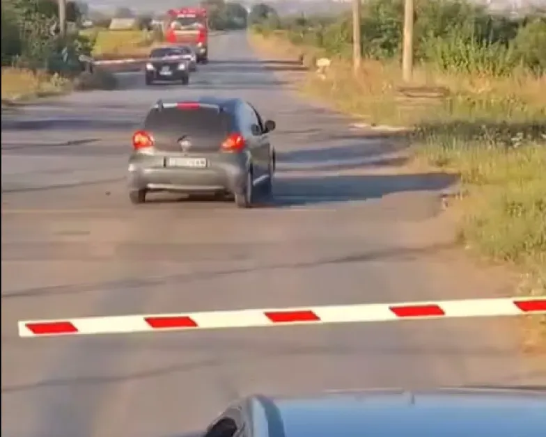 Шофьор заобиколи спуснатата бариера на железопътен прелез, предизвиквайки дискусия в социалните мрежи