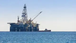 Украински дронове удариха нефтена платформа на Лукойл и военен кораб в Каспийско море