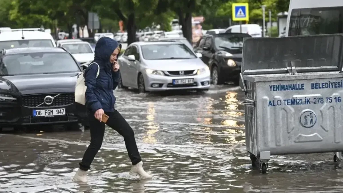 Проливни дъждове и гръмотевични бури засегнаха Истанбул, Анкара и Одрин, температурата падна до 17 градуса