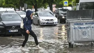 Проливни дъждове и гръмотевични бури засегнаха Истанбул, Анкара и Одрин, температурата падна до 17 градуса