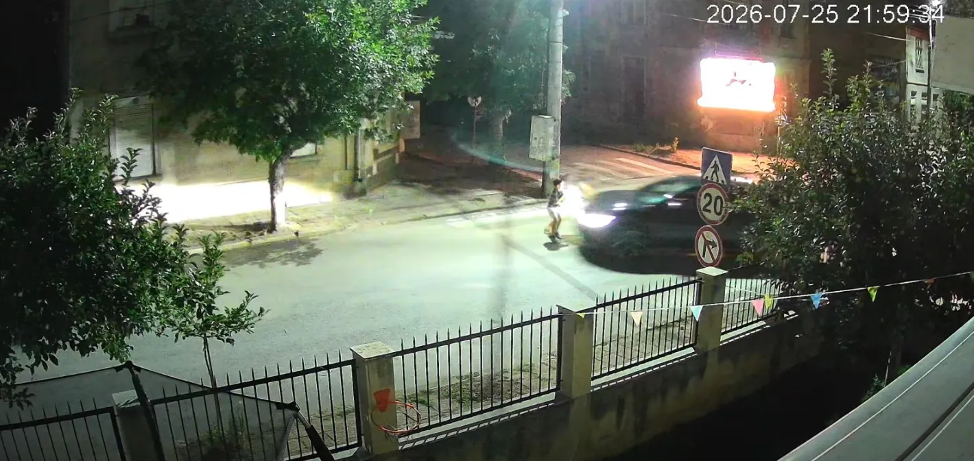 Опасна ситуация на пешеходна пътека в Червен бряг: дете едва не е било прегазено