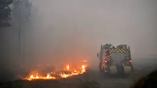 Пожар бушува до хотел в Техеран, евакуират гостите