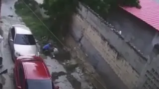 Кадри показаха как мъж спаси жена по време на земетресение