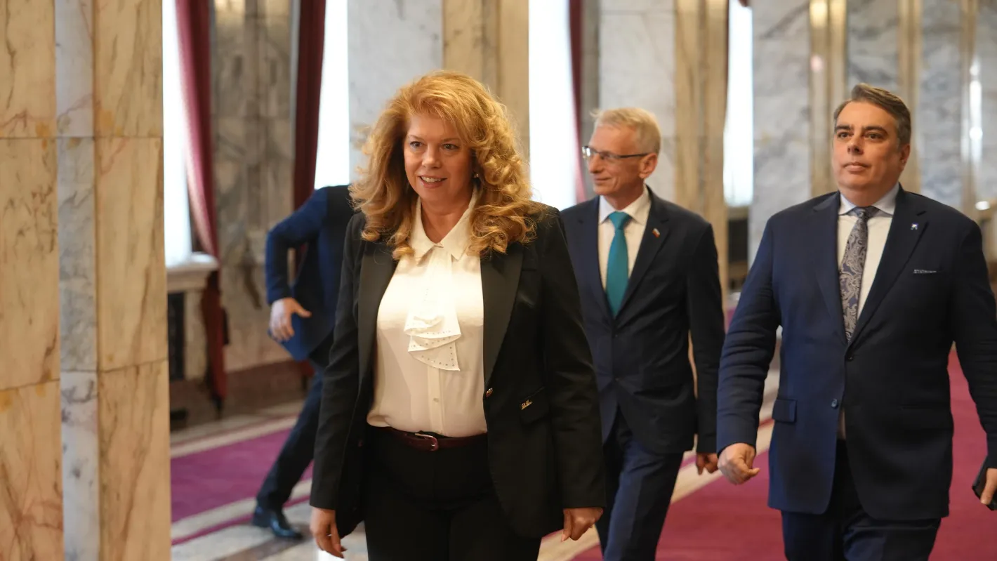 Йотова приема „Продължаваме промяната“ с петицията им за вето на бюджета