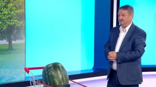 Проф. Георги Рачев внесе 18-килограмова диня в студиото и предупреди за продължителни жеги