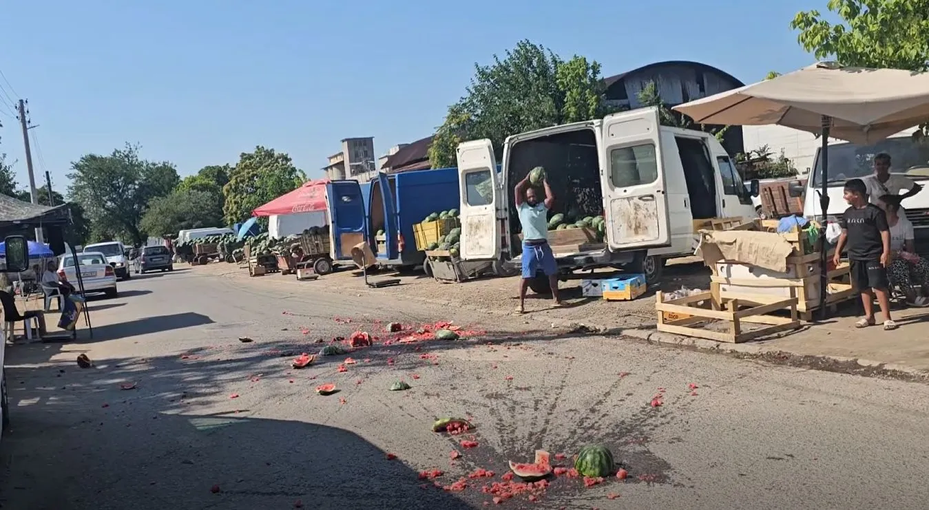 Производители от Любимец разбиха дини на пътя заради ниските изкупни цени