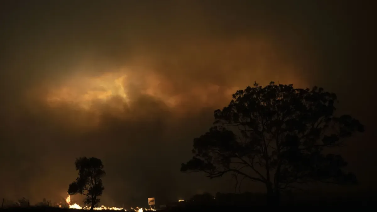 Огнени облаци за първи път над Франция по време на мащабните горски пожари