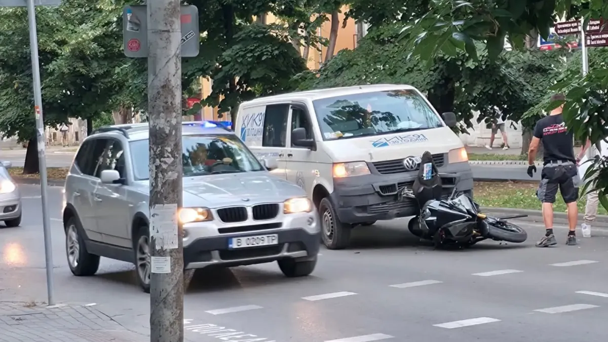 Блъсък между BMW и мотоциклет в София, водач е употребил алкохол
