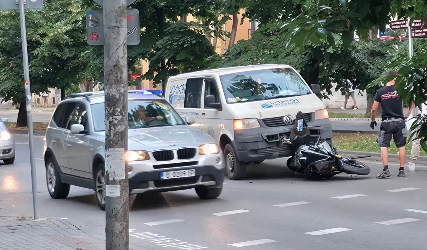 Блъсък между BMW и мотоциклет в София, водач е употребил алкохол