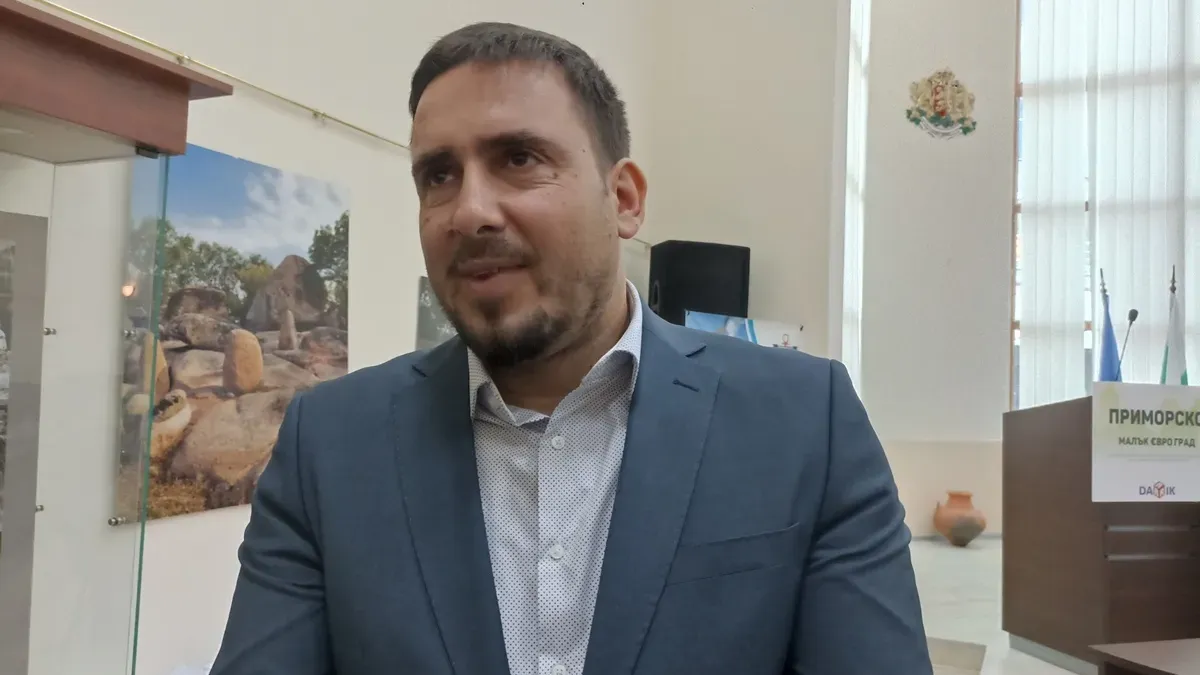 Кметът на Приморско отхвърля твърденията за „гробище за делфини"