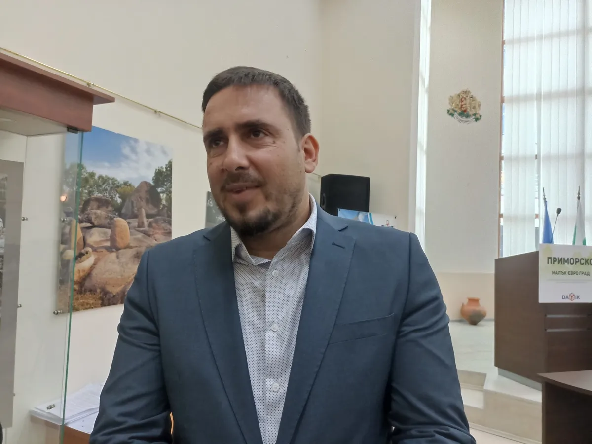 Кметът на Приморско отхвърля твърденията за „гробище за делфини"