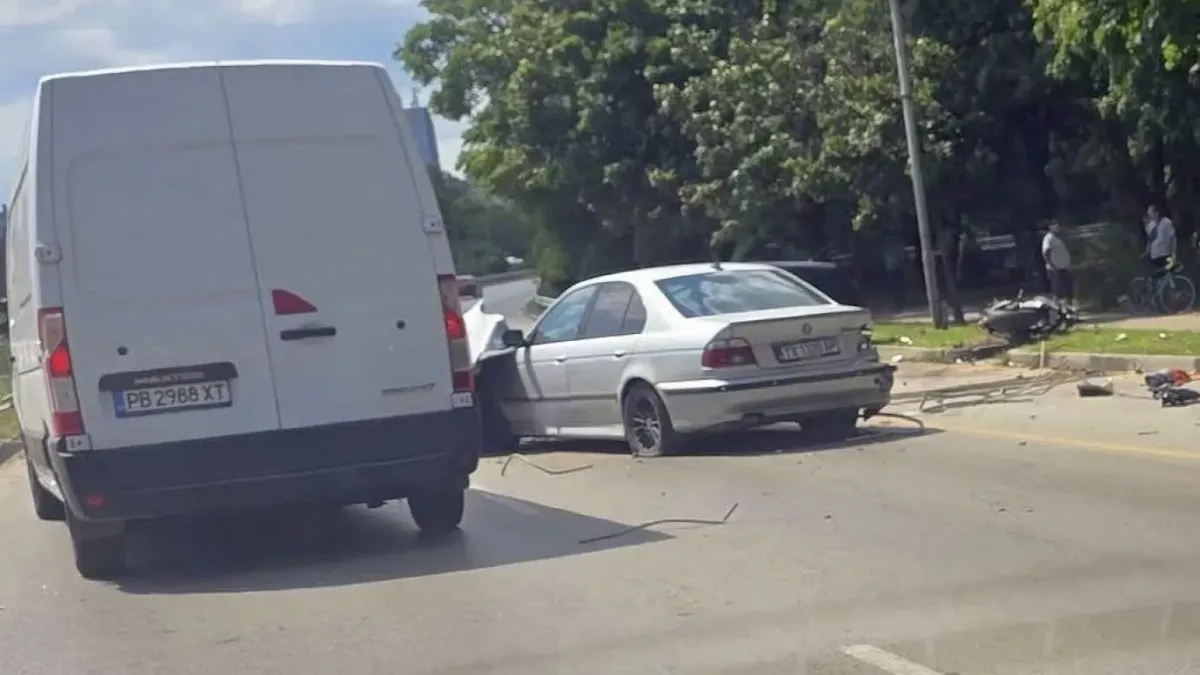 Моторист загина при тежка катастрофа с две коли във Варна
