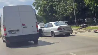 Моторист загина при тежка катастрофа с две коли във Варна