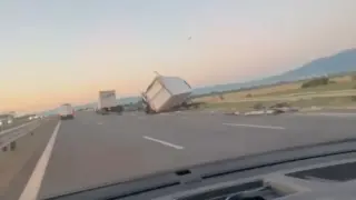 Два камиона се сблъскаха на Северната скоростна тангента в София