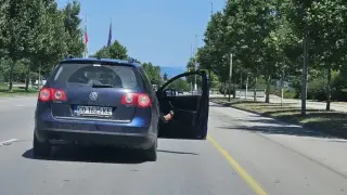 В София: кола се движи с отворена врата и пасажер с крак навън