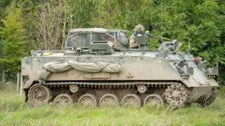 Пияни британски войници откраднаха 15-тонен бронетранспортьор Bulldog и повредиха автомобили за 100 000 паунда