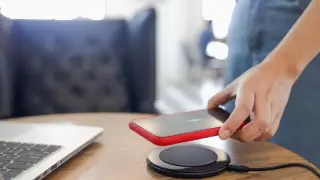 Как да изберете безжично зарядно за телефона според начина, по който го използвате