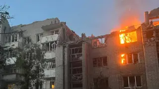 Разрушения и пожари след руски удари в Лвов, повредени са жилищни сгради