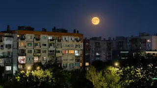 Снимка на луната над блоковете прикова погледите