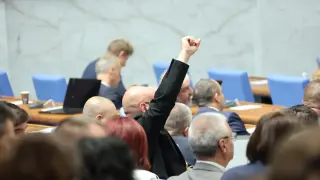 Депутатите пият 9 вида кафе, ще изядат 1400 кутии бонбони