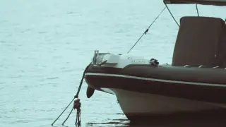 Моторна лодка от Малта изхвърли 600 000 евро в сицилианско море, плажуващи събраха банкноти
