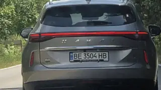 Опасно изпреварване и младежи през люка на движеща се кола в село Бранище