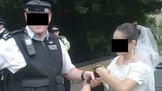 Жена арестувана за опожаряване на църква ден преди сватбата си; използвала фалшива самоличност