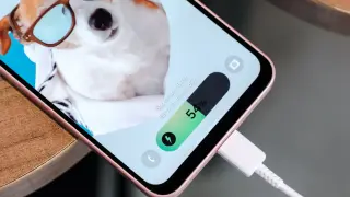 Собственици на Samsung Galaxy се оплакват от изтощаване на батерията и прегряване след ъпдейт