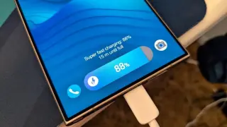 Не бързото зареждане износва батерията на смартфона, а тези навици