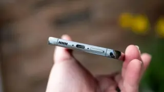 Вода във високоговорителя на смартфона: кои методи работят и кои могат да навредят