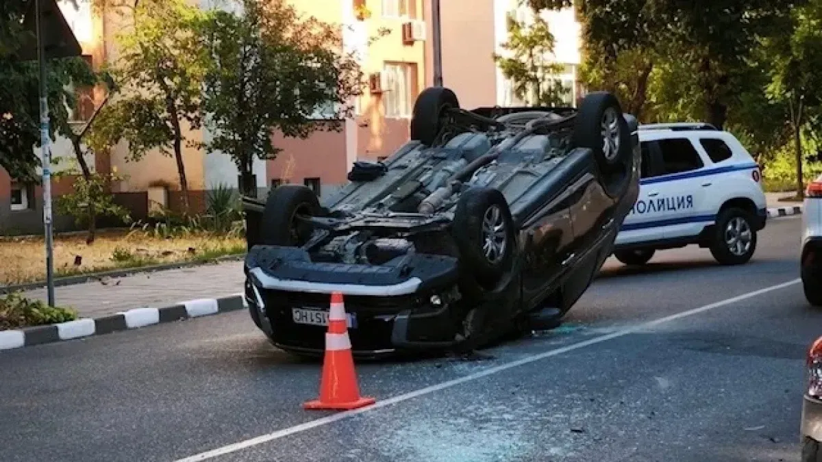 Кола е по таван на пътя за Бачково, има смачкани автомобили