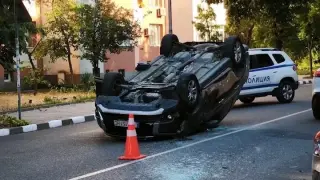 Кола е по таван на пътя за Бачково, има смачкани автомобили