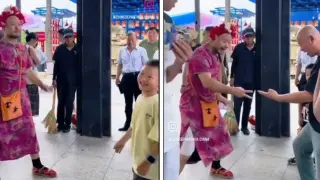 Мъж удиви туристи с безупречна игра на "камък, хартия, ножица"