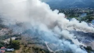 Камера засне подпалвач на сухи треви в Чирпан