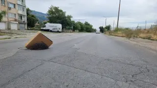 В Сопот откриха нов стандарт за пътна безопасност: кашон върху шахта