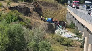 Извънредно на АМ „Струма“: ТИР падна от мост след втория тунел към Перник