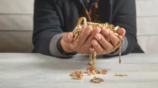 Жена от наше село вдигна полицията на крак заради злато, откраднато от самата нея