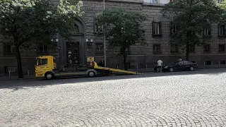 Карък пред парламента: Служебна кола на депутатите аварира точно на входа Снимки