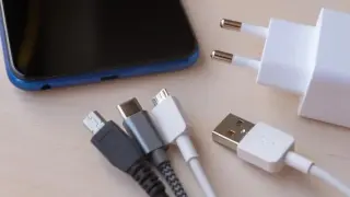 4 признака, че е време да смените зарядното устройство на смартфона си