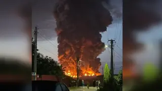 Дронове атакуваха склад в Русия, димът се вижда от десетки километри