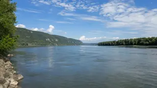 Румъния потапя четири натоварени шлепа в Дунав, за да осигури вода за АЕЦ „Черна вода“