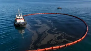 Риск от екологична катастрофа в Оман след нефтен разлив