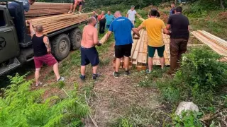 Кметът на Белово подари цял камион с дървен материал за възстановяването на хижа "Чапаеви коти"