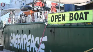 Легендарният ледоразбивач Arctic Sunrise акостира във Варна с кауза за Черно море Снимки