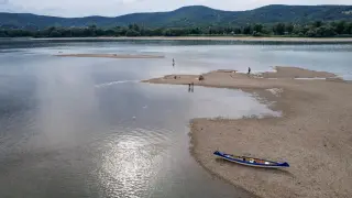 Критично плитък Дунав край Видин остави лодки на стотици метри от водата