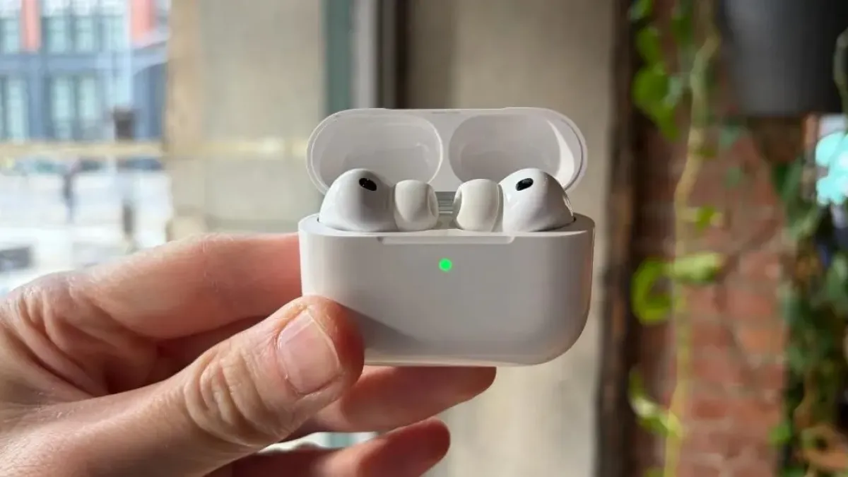 Apple може да представи нови AirPods с камери още тази есен