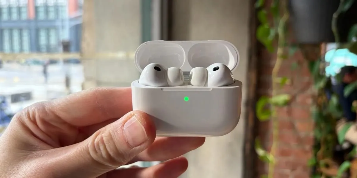 Apple може да представи нови AirPods с камери още тази есен