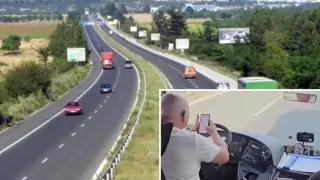 Заснеха автобусен шофьор как кара по магистралата с лакти, за да гледа клипове в TikTok