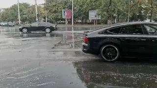 Кратък дъжд наводни ключови булеварди в Пловдив, шахтите отново не смогнаха